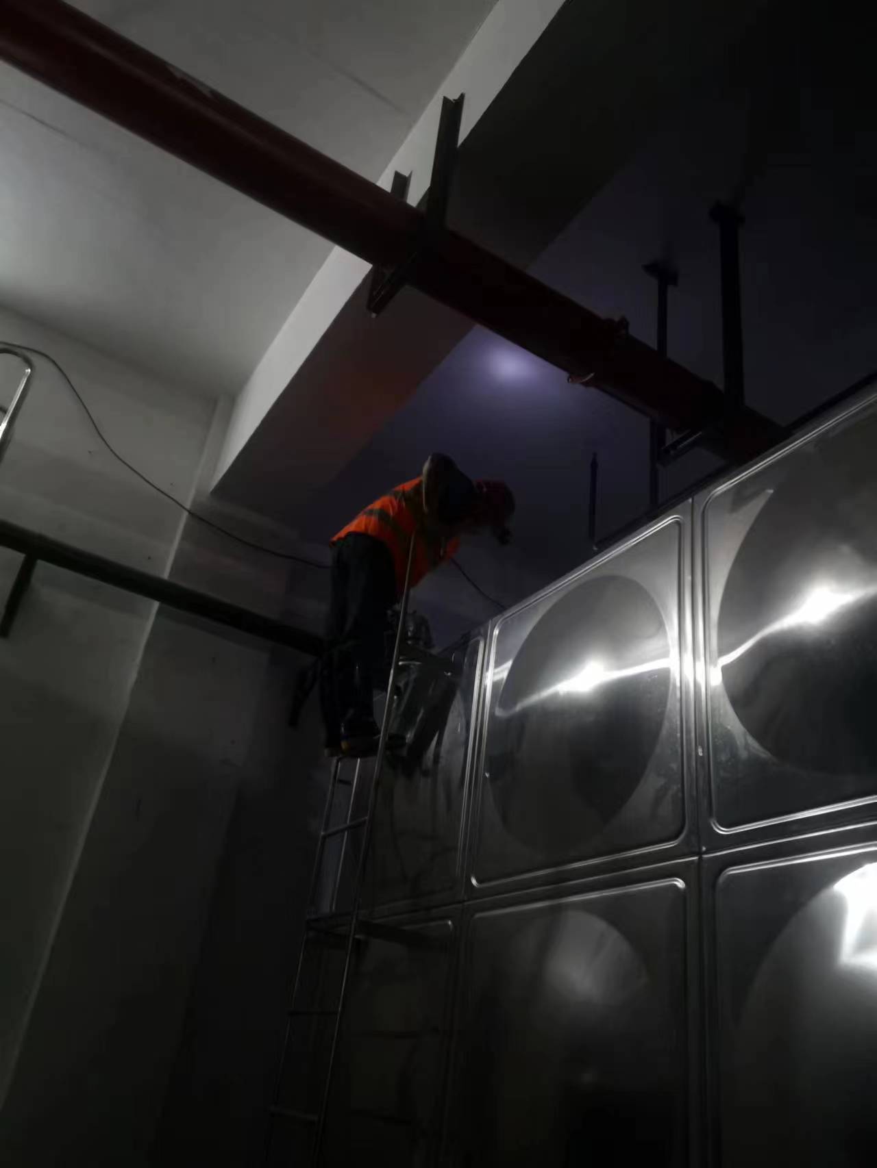 水泵房水箱清洗维修(图1)